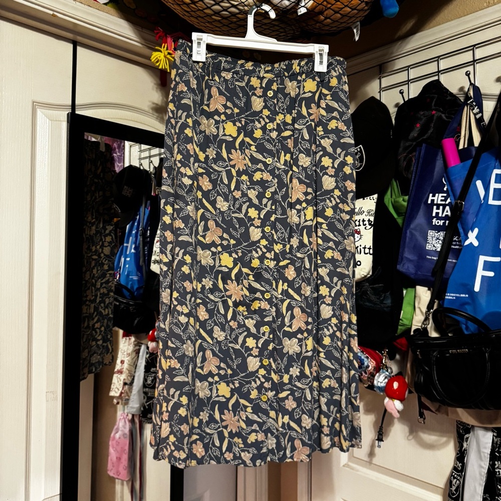 Eddie Bauer Navy and Beige button skirt. very beautiful.